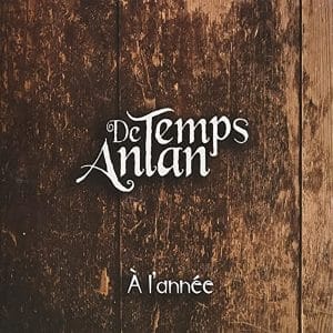 Graphic text overlay on a wooden background that reads "de temps antan à l'année.