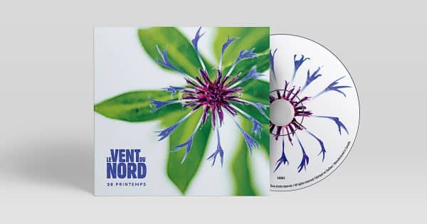 Un CD orné d'une fleur violette, avec une illustration du Vent du Nord - 20 PRINTEMPS.