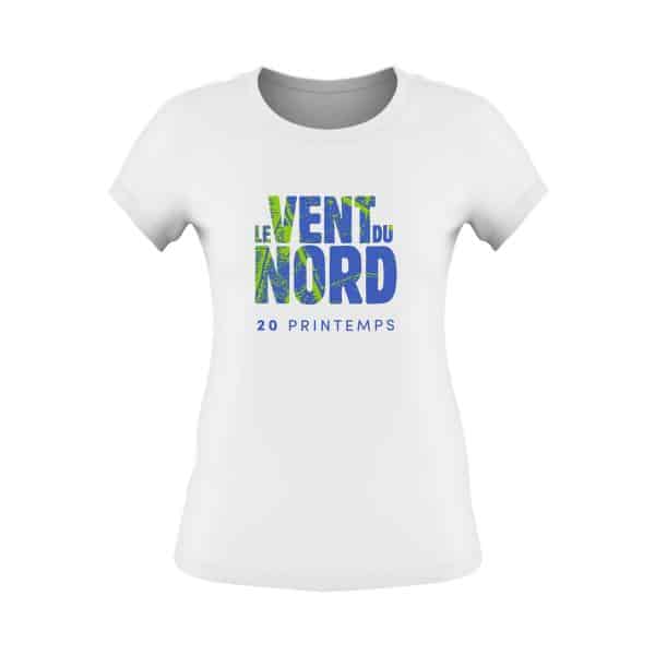 Un T-Shirt Femme blanc - Le Vent du Nord / 20 PRINTEMPS avec la mention 'vent du nord' en bleu et vert.